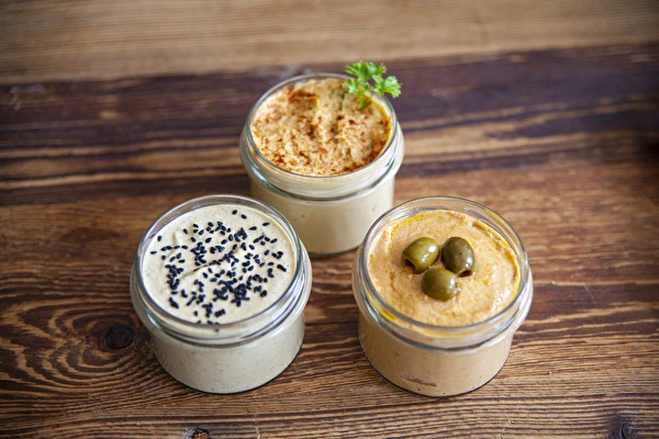 Hummus v rôznych chuťových verziách