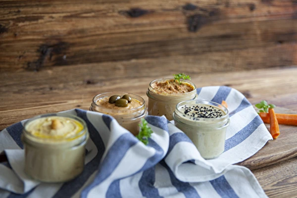 Hummus v rôznych chuťových verziách