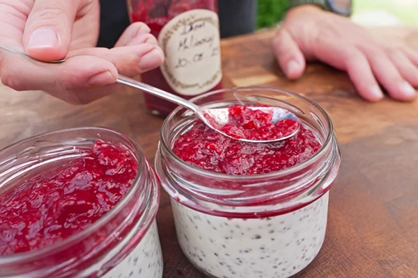 Kokosový chia puding s malinovým džemom