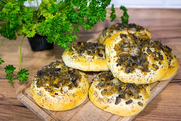 Kysnuté cibuľové žemličky so šampiňónmi