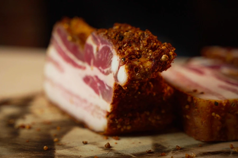 Údený bôčik v štýle pastrami